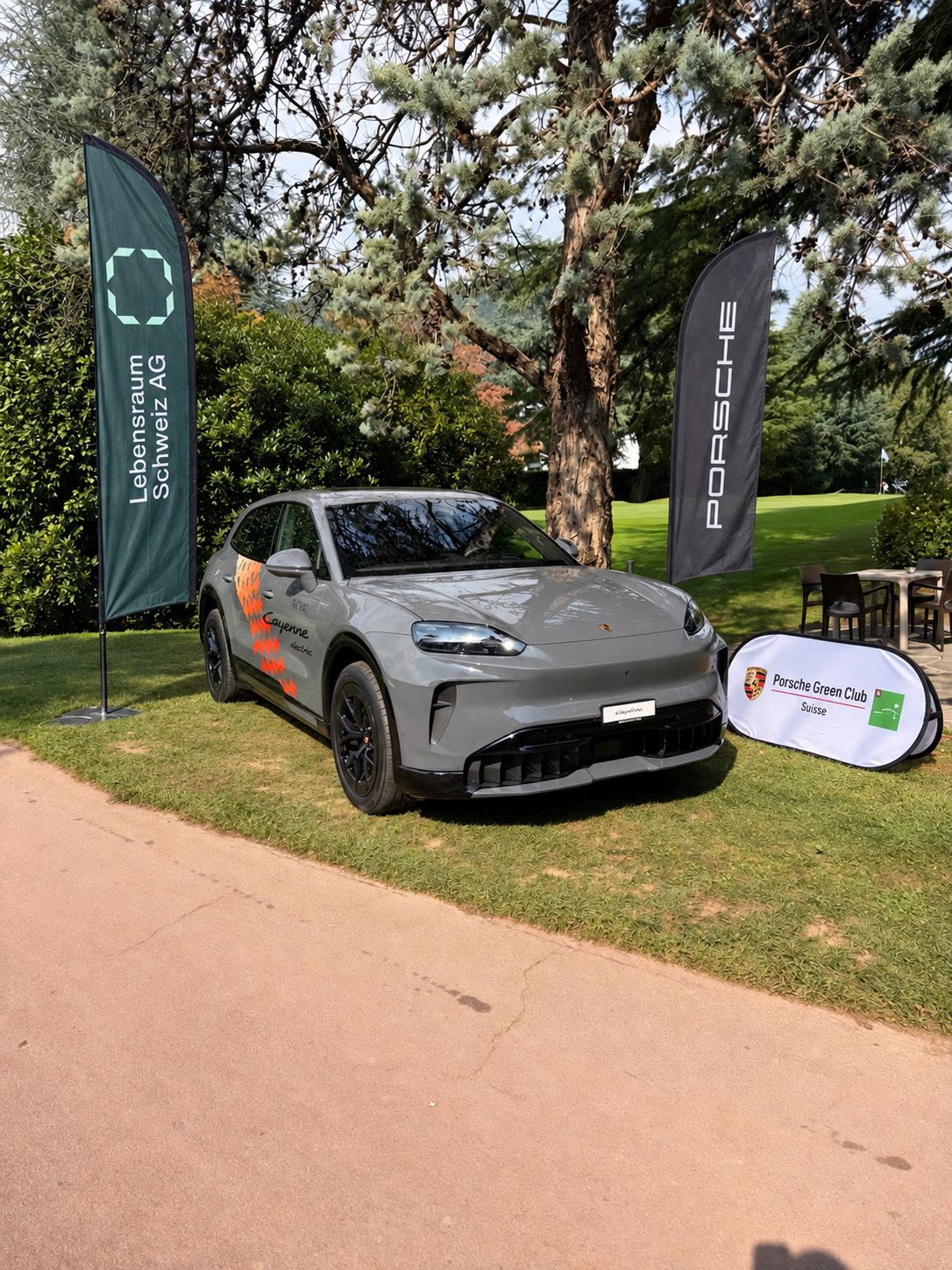 Fahne der Lebensraum Schweiz AG am Porsche Green Club in Lugano